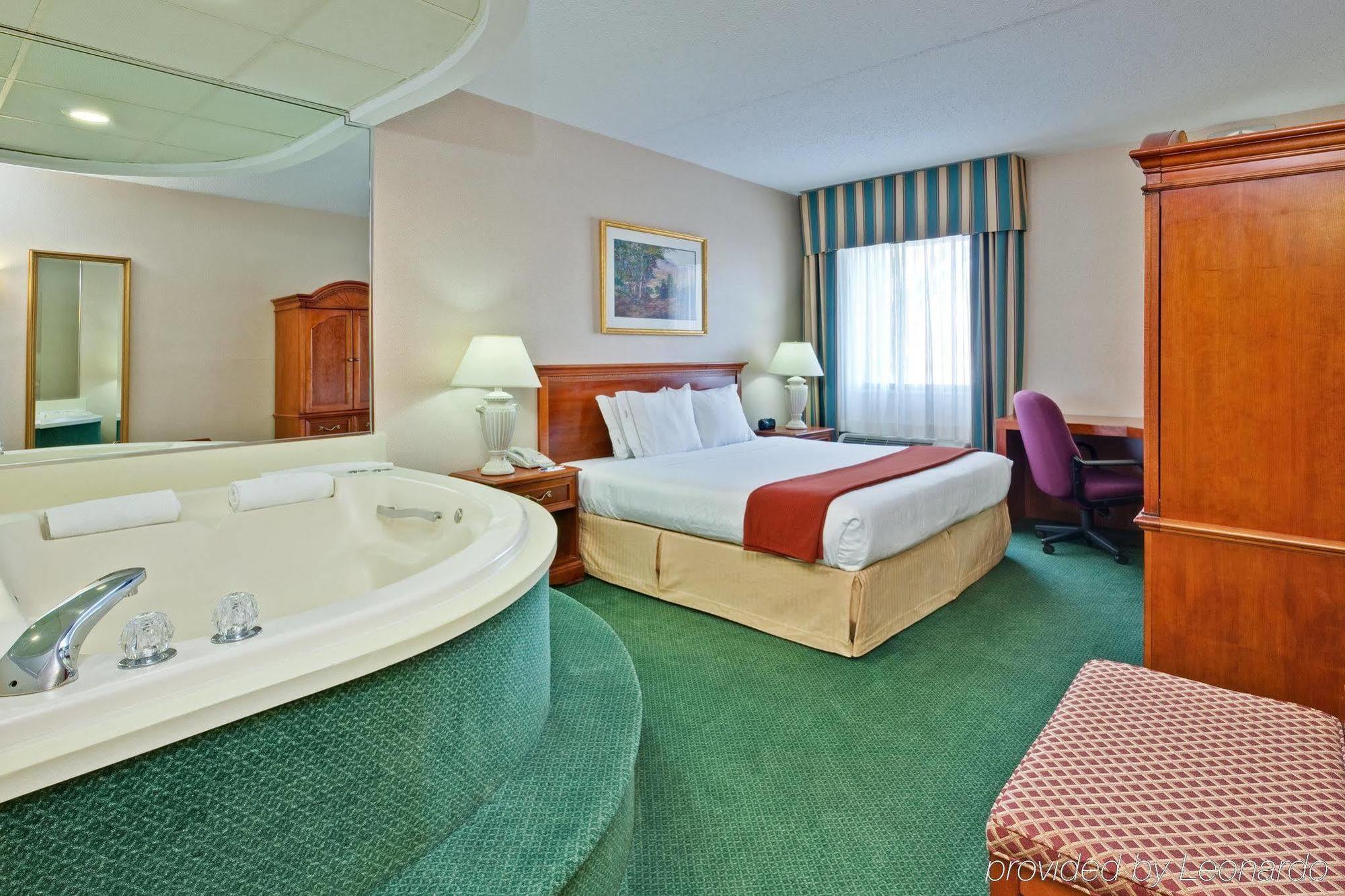 Holiday Inn Express Detroit-Warren/General Motors Technology Center By Ihg Oda fotoğraf